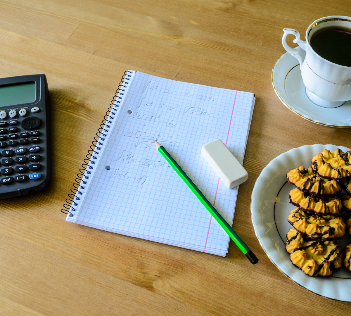 Decorative image: The Pareto principle: Calculator, notebook and coffee on a table.